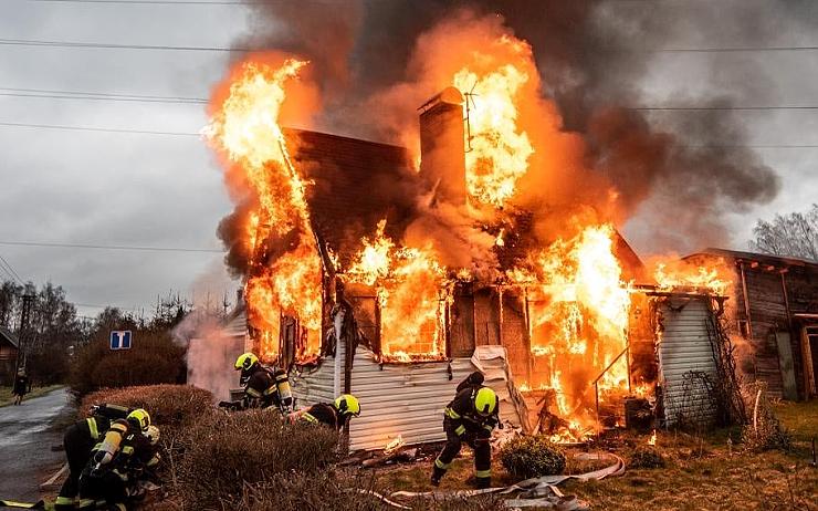 OBRAZEM: Při mohutném požáru chaty zemřel člověk, další skončil v péči záchranářů