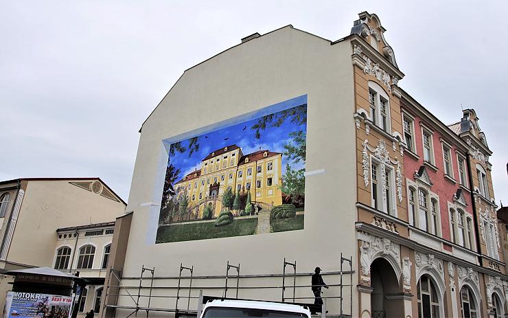 FOTO: Hotovo! Velkoformátový obraz zámku Červený Hrádek už zdobí fasádu domu v Jirkově