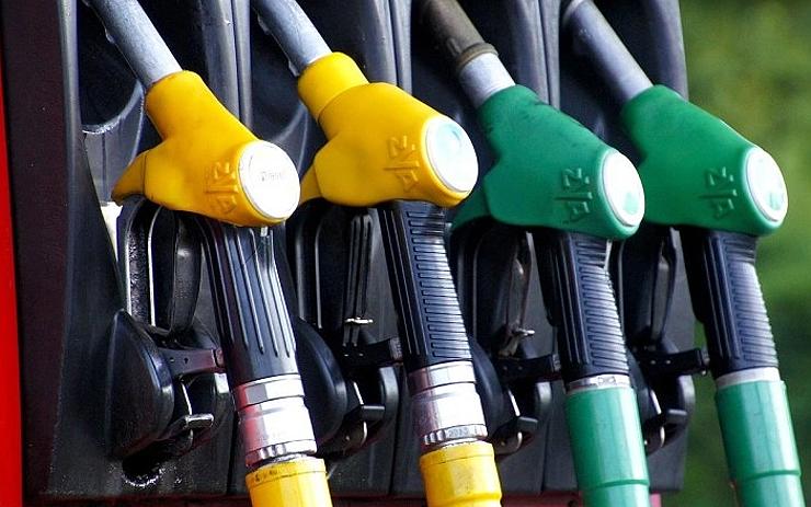 Levnější nafta a benzín? Hrozí, že pohonné hmoty v Česku budou stát minimálně 60 korun za litr