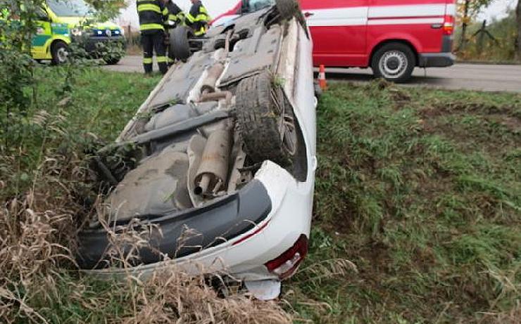 Řidič na Chomutovsku vylétl ze silnice, s autem se převrátil na střechu. Hrozí mu ale vězení