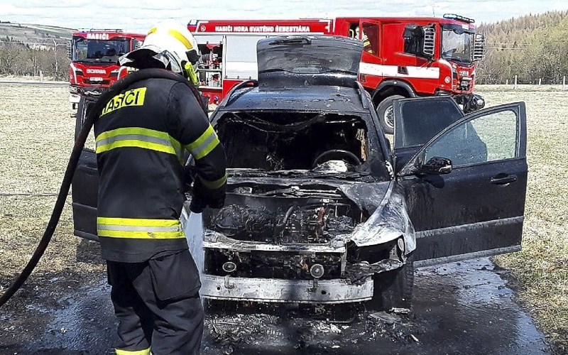 Auto zachvátily v Krušných horách nad Chomutovem plameny