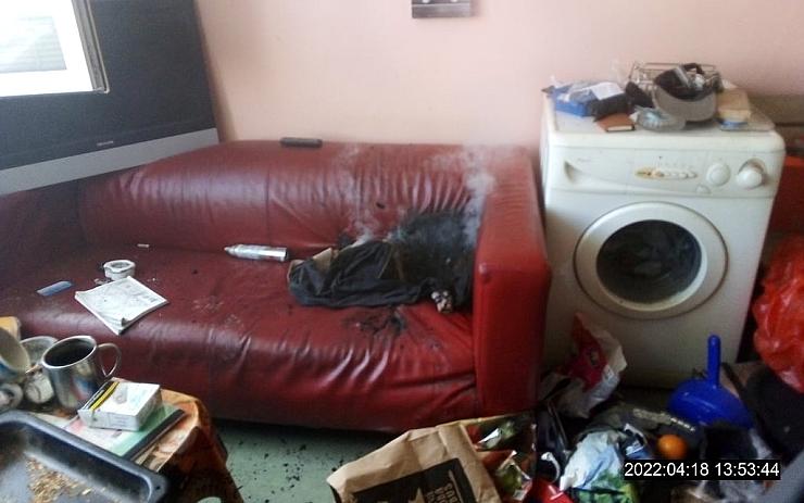 FOTO: Z bytu v Chomutově se valil hustý dým, muž z něj udělal skladiště