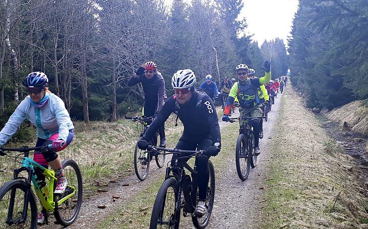 FOTO: Cyklisté v Jirkově společně zahájili sezónu, sešlo se třiatřicet účastníků