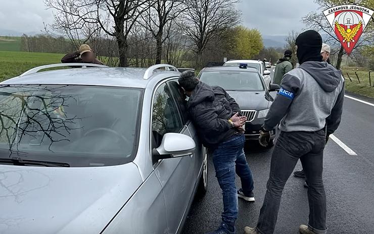 VIDEO: Velký zátah na drogový gang v Ústeckém kraji! Zásahovka je pochytala na silnici cestou z Polska