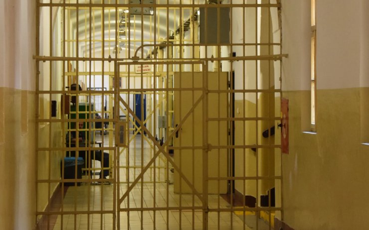 Muž obviněný z pokusu vraždy kojence v Chomutově nakonec skončil ve vazbě. Kvůli alkoholu