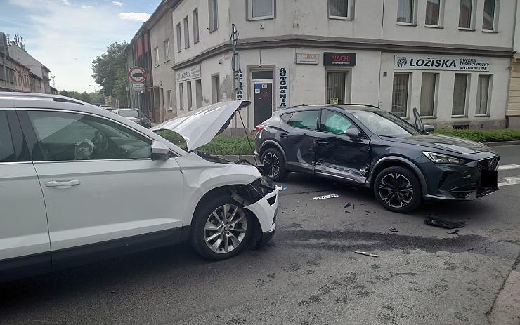 AKTUALIZUJEME FOTO: Srážka dvou aut uzavřela křižovatku v Kadaňské ulici