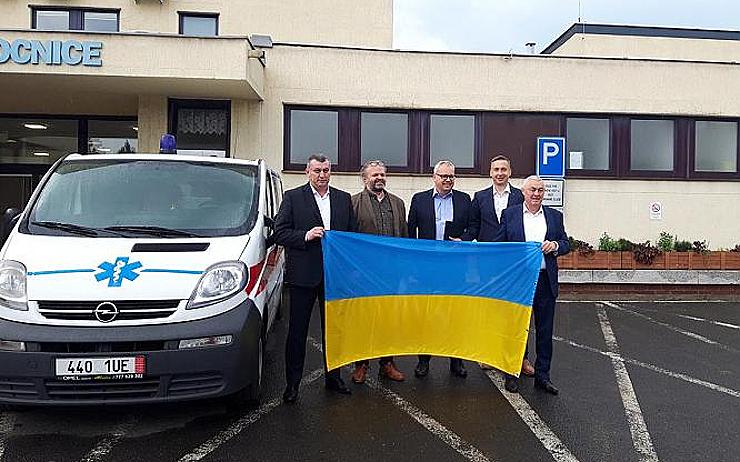 Kadaňská nemocnice darovala sanitku ukrajinskému Perečynu. Bude sloužit vojákům