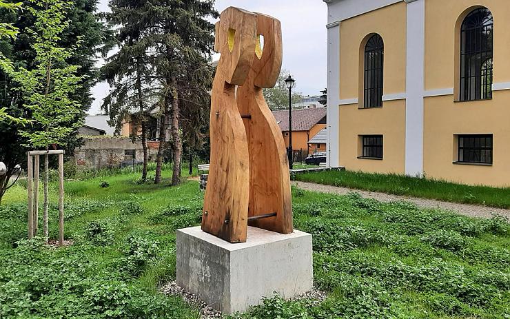 Zahradu jirkovské synagogy zdobí nové avantgardní dílo, socha Myšlenka