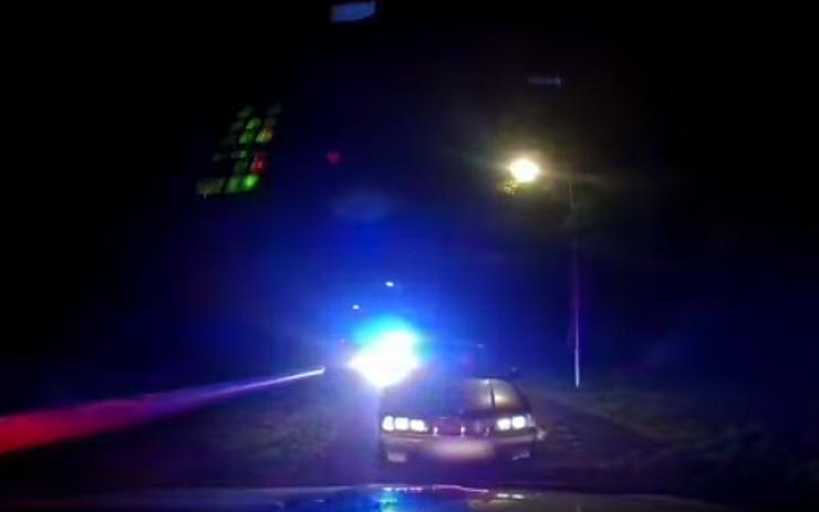 VIDEO: Policejní honička! Chomutovan skončil po šílené jízdě nočním Kláštercem na zemi v poutech