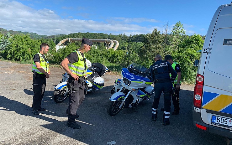 Policisté s německými kolegy a mobilními váhami kontrolovali nákladní dopravu na Chomutovsku