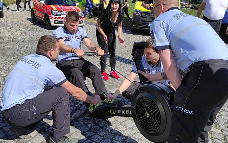 Policisté se zúčastnili veslařských závodů a znovu upozornili na možnost práce u Policie ČR