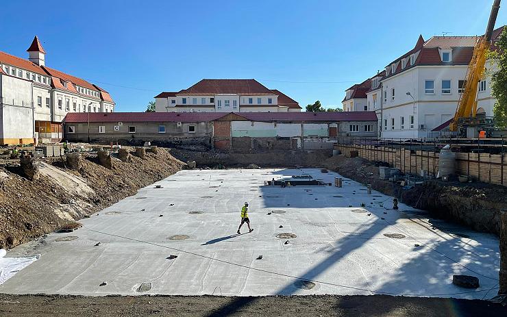 Dostavba nemocnice v Chomutově je v plném proudu, tady vznikne nový pavilon Emergency