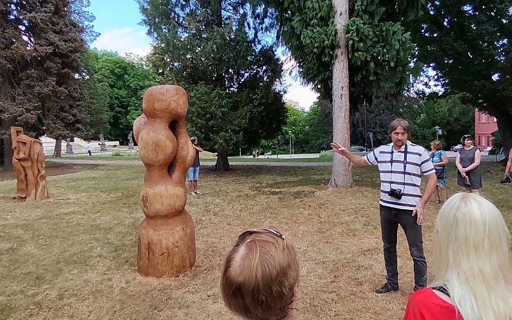 Zajděte se podívat: Nové dřevěné sochy zkrášlují zámecký park v Klášterci 