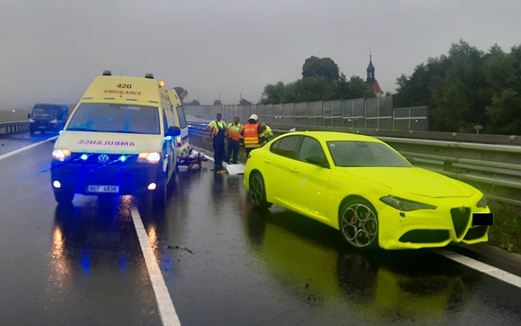 FOTO AKTUÁLNĚ: Při nehodě dvou aut na Lounsku museli hasiči vyprošťovat zraněného člověka