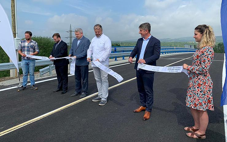 FOTO: V Prunéřově se otevřel nový silniční most. První auta by se po něm měla projet už zítra
