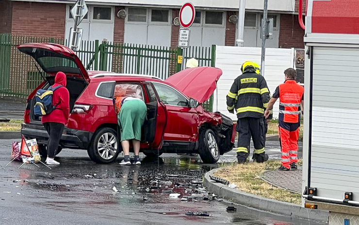 Drsná srážka u Kauflandu a další. Pět dopravních nehod o víkendu si vyžádalo příjezd hasičů, zranilo se několik lidí 