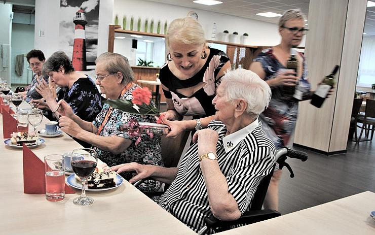 V jirkovském ústavu sociálních služeb slavili narozeniny červencových klientů, nejstarší oslavenkyni je 93 let