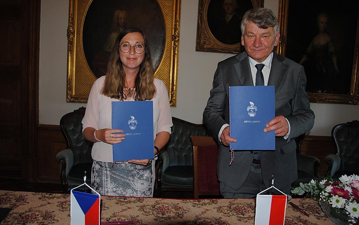 Představitelé Jirkova a polské Kobylnice slavnostně podepsali dohodu o partnerské spolupráci měst