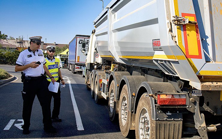 Policisté se v extrémních vedrech více zaměří na řidiče nákladních aut a autobusů