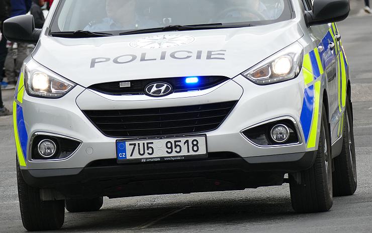 Policie hledá viníka nehody na třináctce. Toyotu nárazem vymrštil ze silnice, vůz skončil na střeše