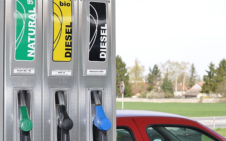 Benzín a nafta v Česku zlevňují, mírného poklesu cen se ještě dočkáme