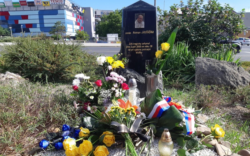 Policisté i příbuzní vzpomínali na Romana Jedličku. Podpraporčík byl zavražděn ve službě před 14 lety