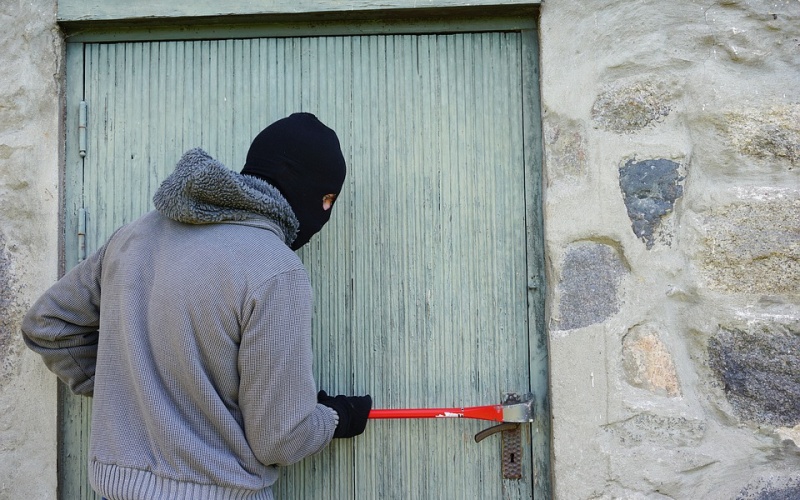 Recidivista vypáčil dveře domu a chtěl se dostat do kočárkárny. To se mu však nepovedlo