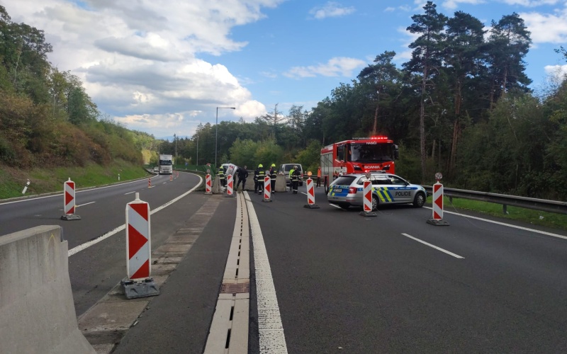 AKTUÁLNĚ: Dopravní nehoda na mostě Chmelda u Chomutova. Na místě zasahují složky IZS