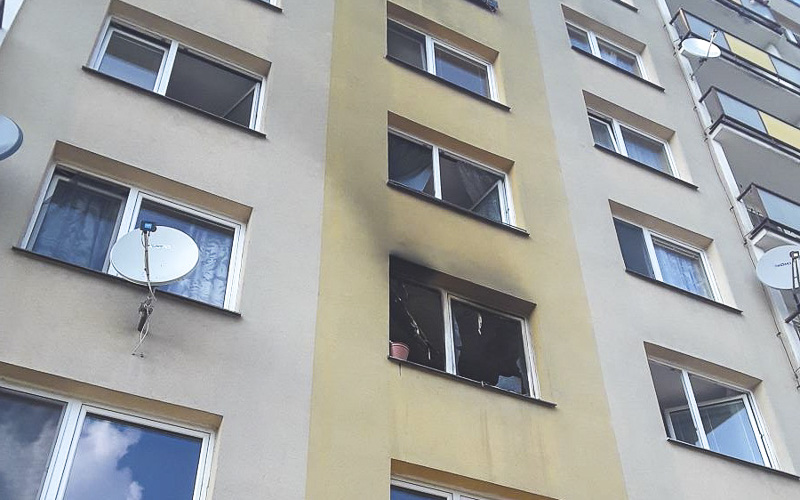 Panelákový byt v Klášterci byl v plamenech, tři lidé skončili v péči záchranky
