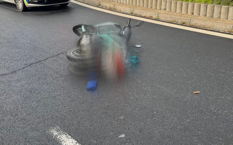 Srážka osobního auta s motorkou na kruhovém objezdu v Chomutově. Pro zraněného motorkáře přijela sanitka