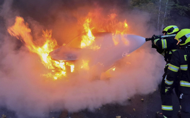 FOTO AKTUÁLNĚ: Z hořícího auta na Chomutovsku zbyl vrak, lidé měli štěstí