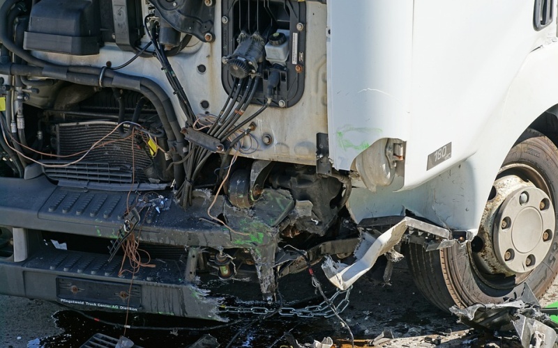 Opilý řidič náklaďáku jel na benzínku natankovat. 2 a půl promile a škoda 50 tisíc korun