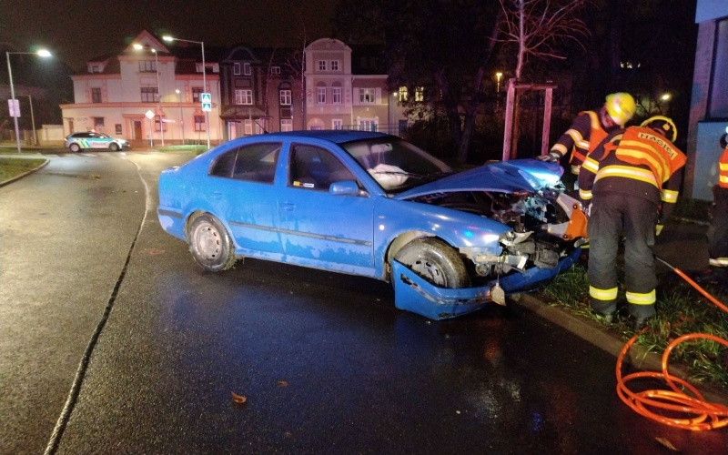 Noční nehoda osobního auta v Chomutově. Dvěma zraněným osobám nasadili hasiči krční límce