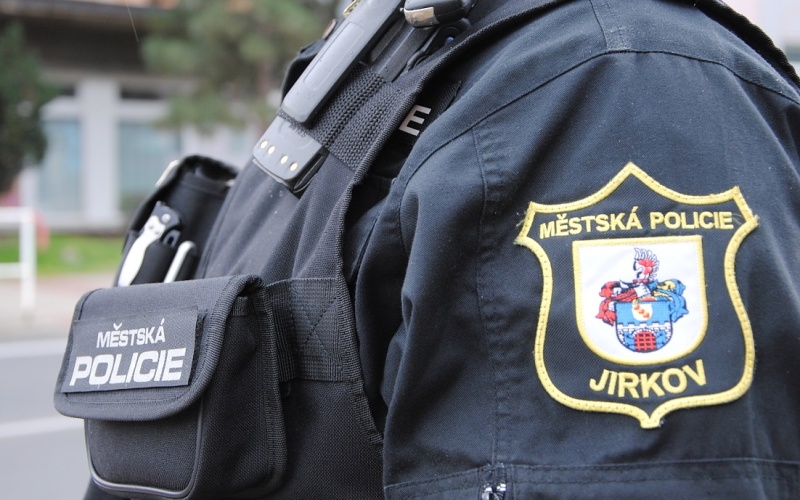 Jirkovští strážníci dopadli sériového vykradače aut přímo při činu. Katalyzátor z auta se mu už odnést nepodařilo