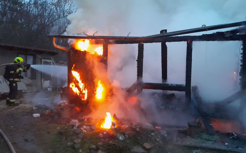 OBRAZEM: Požár garáže ve Vadkovicích. Na místě zasahovaly čtyři hasičské jednotky