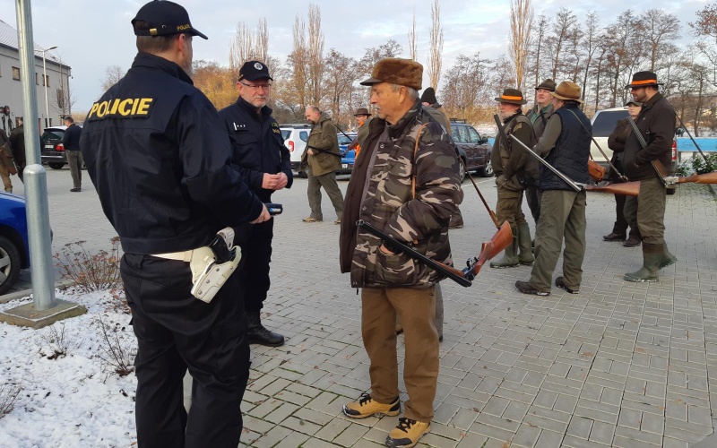 OBRAZEM: Chomutovští policisté kontrolovali myslivce. Zaměřili se na zbraně, lovecké lístky a také přítomnost alkoholu v dechu