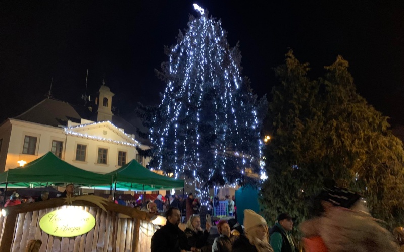 FOTO: Slavnostní rozsvícení vánočního stromu v Březně. Podívejte se, jak to na akci vypadalo