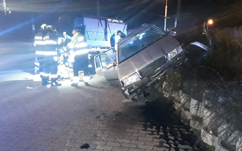 FOTO: Těžká nehoda na kruhovém objezdu v Chomutově. Řidič se vážně zranil