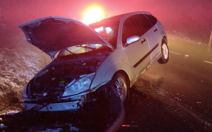 Na silnici mezi Chomutovem a Otvicemi havaroval osobák, řidič skončil v péči záchranky