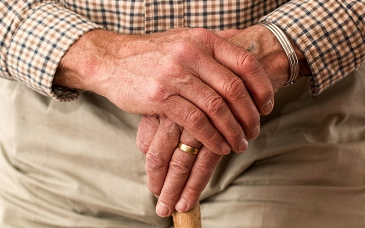 Chomutov zavádí příspěvek na přepravu seniorů od 65 let