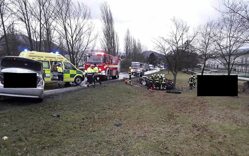 Těžká nehoda u Klášterce: Čtyři lidé se zranili při střetu dvou aut, vzlétal i vrtulník