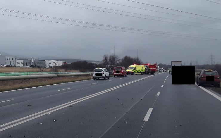 Hledají se svědci pondělní nehody kamionů s osobními vozy