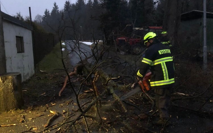 Hasiči si museli prořezat cestu, aby vůbec mohli vyjet k případné události