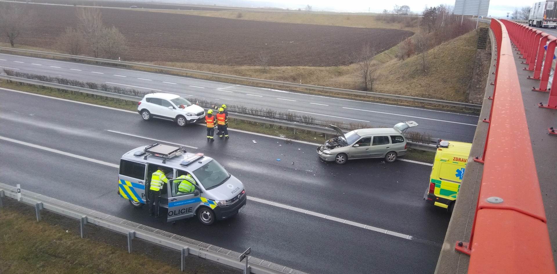 U nehody na sjezdu z D7 u Velemyšlevsi přistál vrtulník