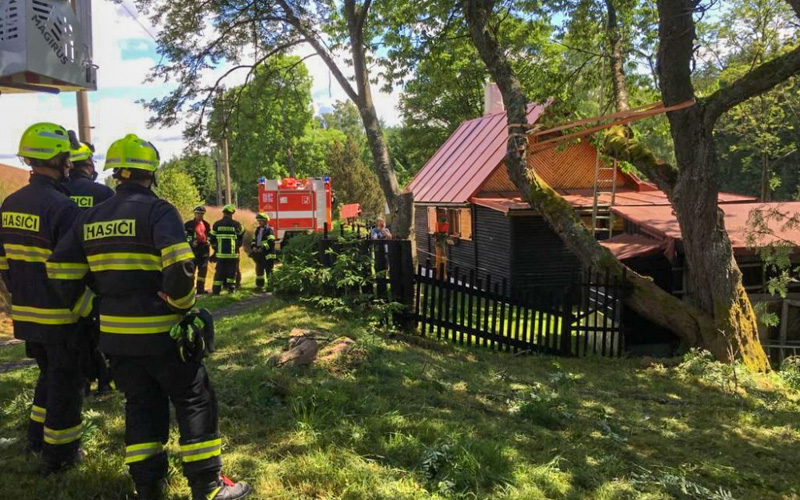 Hasiči na Chomutovsku jeli do Údolí větru. Zachraňovali před poškozením jeden dům