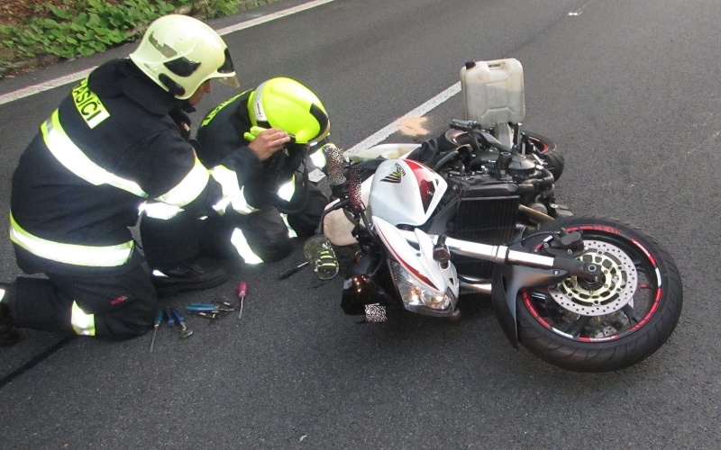 Motorkář u bývalých lázní včera večer srazil manželský pár. Žena utrpěla velmi těžké zranění