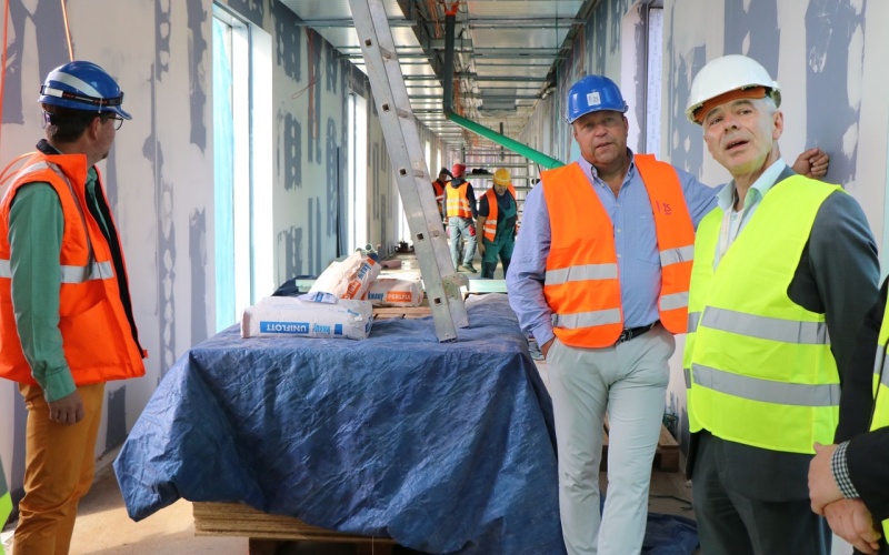 nemocnice Chomutov Stavba v Chomutově. Vpravo generální ředitel KZ MUDr. Petr Maly MBA