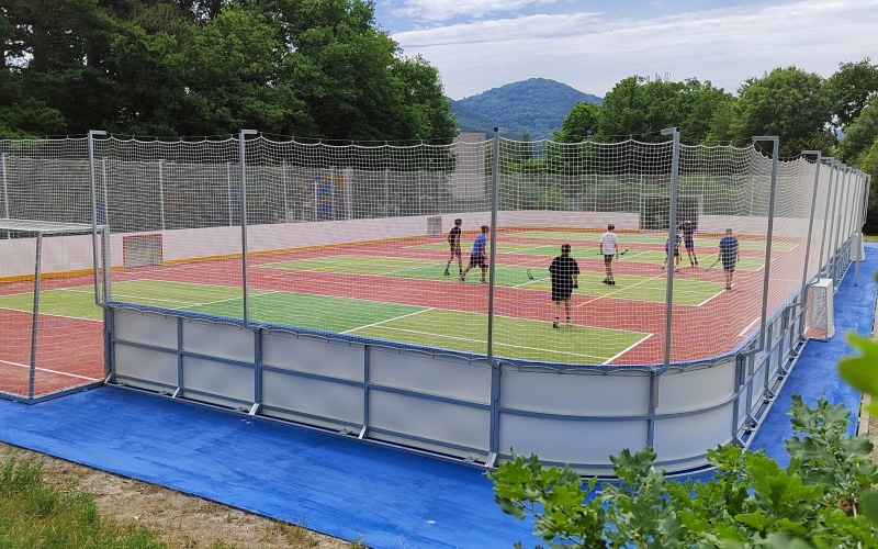 Na novém hřišti se mohou sportovci prohánět se speciálními pálkami. Lze na něm hrát pickleball