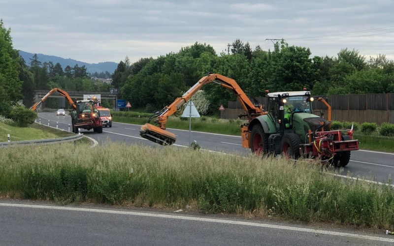 Pozor na traktor. Seče trávu u krajnice. Pracovat bude do 17 hodin