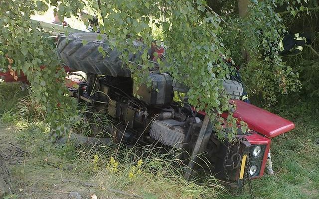 U Nezabylic se převrátil traktor. Řidič zemřel